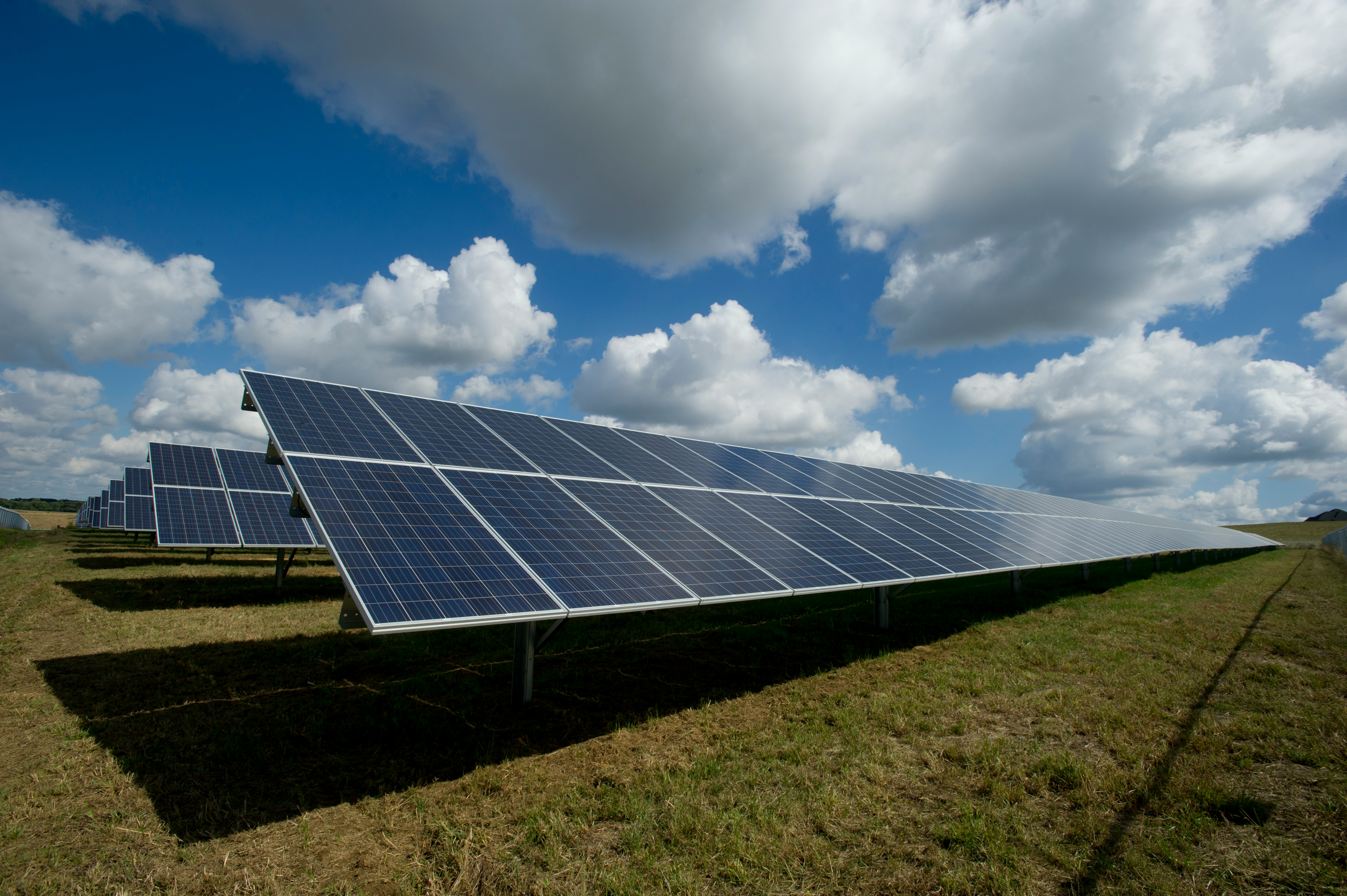 Éoliennes panneaux solaires