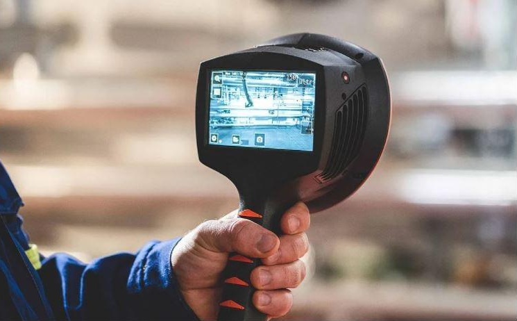 Caméra acoustique NL en main, écran affichant l'imagerie ultrasonore en temps réel
