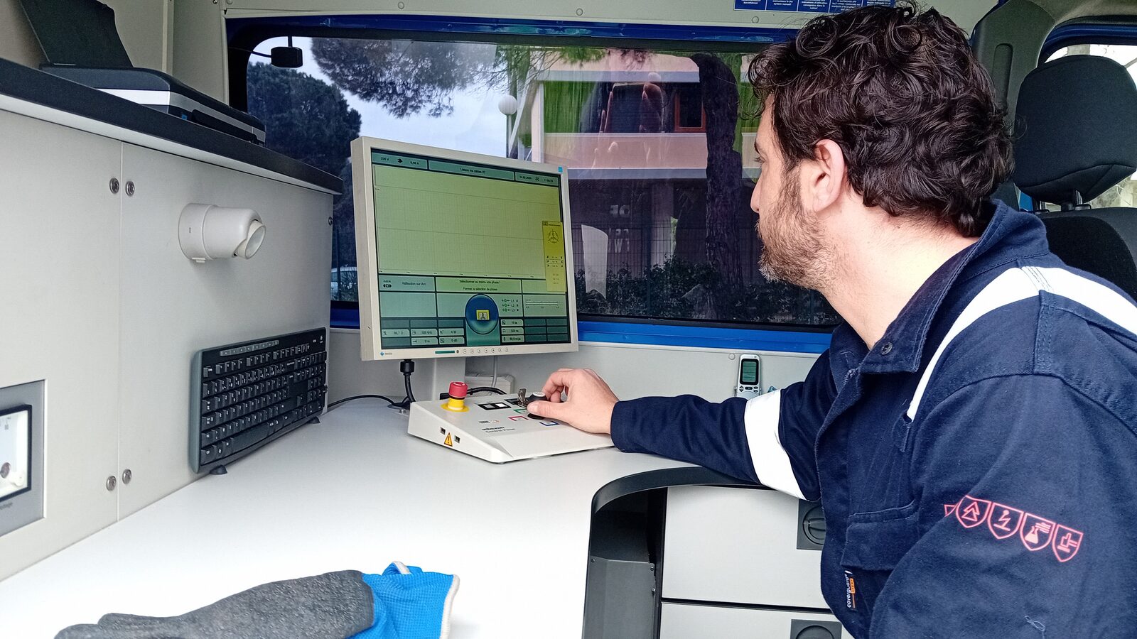 Technicien Géo Câbles Diagnostics opérant un test VLF / TanDelta sur câble HTA