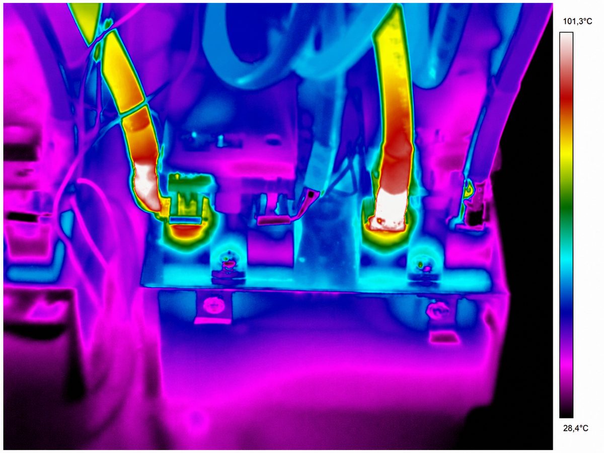 Thermogramme infrarouge — double surchauffe sur connexions HTA, échelle de 26,4 à 101,3 °C